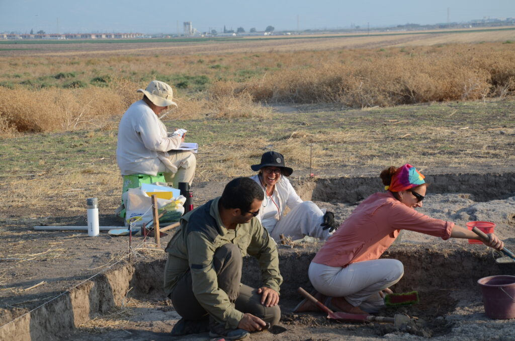 Aysel Arslan, Rana Özbal, Fatma Kalkan and Devrim Sönmez excavating the 5th millennium layers at Tell Kurdu